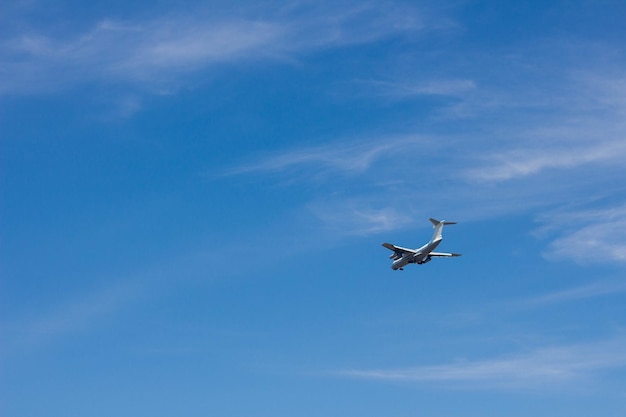 El avión vuela en el cielo