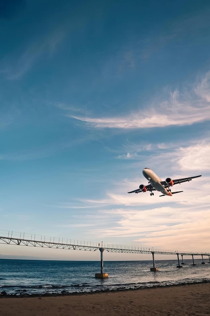 Un avión vuela sobre un puente con la palabra aire en el lateral.