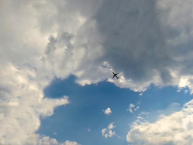 El avión vuela a través de las nubes.