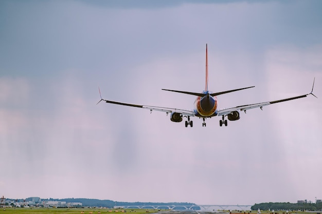 Avión en vuelo en un cielo nublado