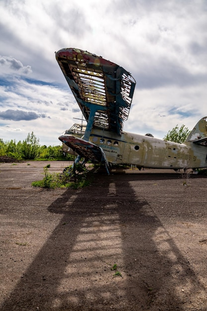 Aviones abandonados viejos an2 al aire libre