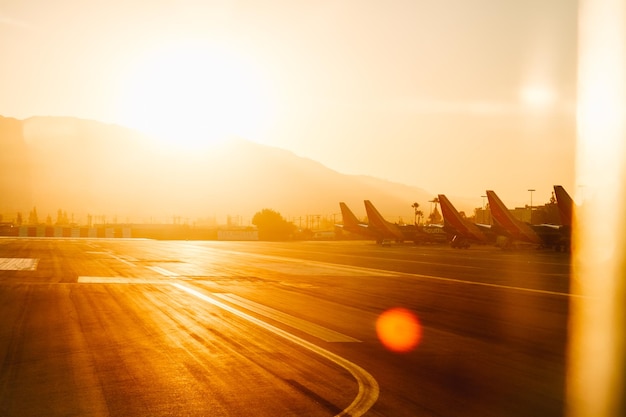 Aviones en el aeropuerto contra el cielo durante la puesta de sol