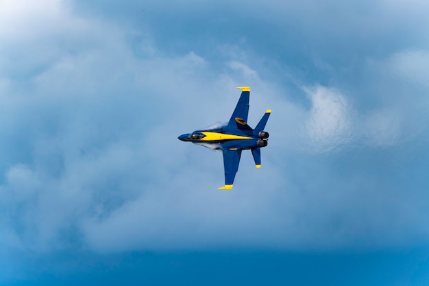 Aviones azules estadounidenses actúan en exhibición aérea