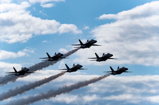 Aviones azules estadounidenses actúan en exhibición aérea