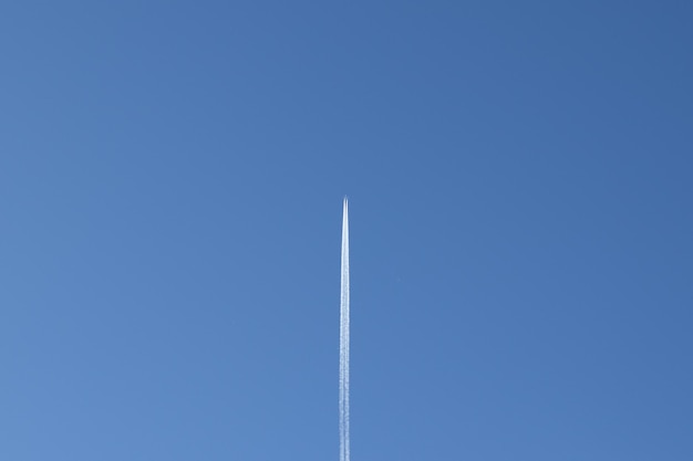 Foto aviones en el cielo azul dejando rastros copiar espacio cerca del avión tráfico aéreo y contaminación ambiental