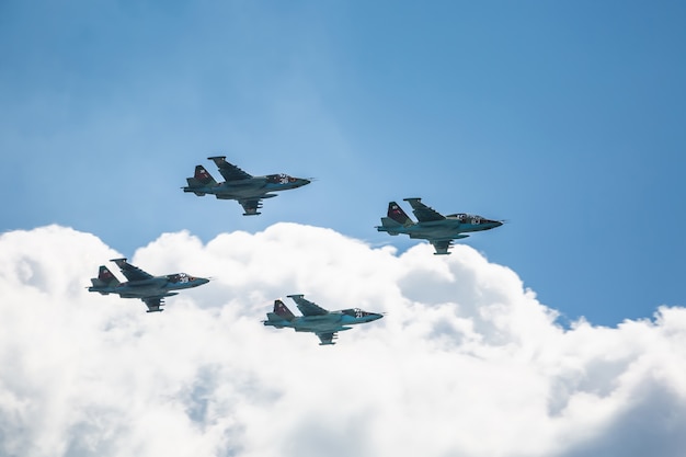 Foto aviones en el cielo en un espectáculo aéreo