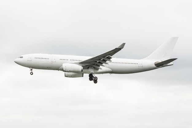 Aviones comerciales en aproximación antes de aterrizar contra el cielo nublado.