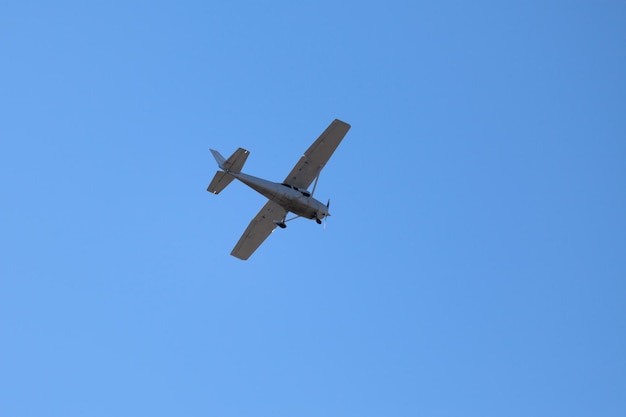 Aviones de hélice en el aire