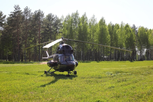 Aviones Helicóptero marrón en el estacionamiento