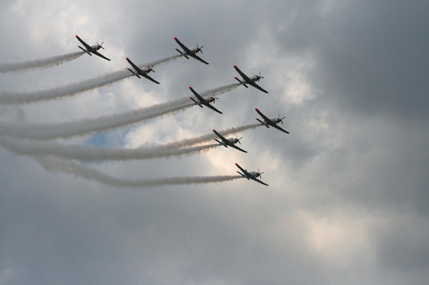 Aviones militares actúan en el cielo en un espectáculo aéreo en Grecia