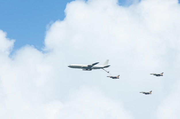 Aviones militares contra el cielo azul