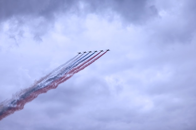 Aviones militares de las fuerzas armadas rusas vuelan en el cielo con nubes de textura. El avión está volando. Desfile naval. Día de la Armada de Rusia. Desfile naval. Vacaciones de San Petersburgo, Rusia. Ensayo del desfile