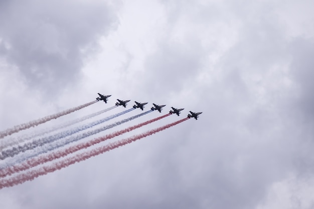 Aviones militares de las fuerzas armadas rusas vuelan en el cielo con nubes de textura. El avión está volando. Desfile naval. Día de la Armada de Rusia. Desfile naval. Vacaciones de San Petersburgo, Rusia. Ensayo del desfile