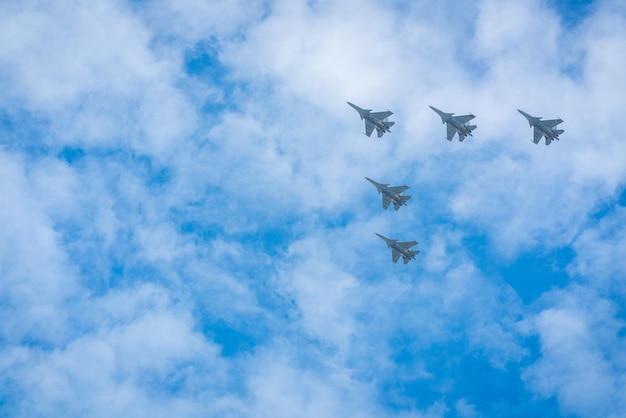 Aviones militares volando alto en el cielo