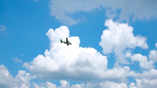 Foto aviones militares volando por el cielo.