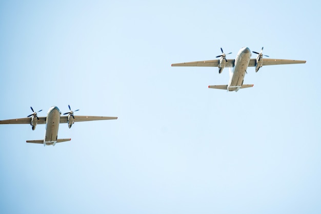 Aviones militares vuelan en el cielo azul