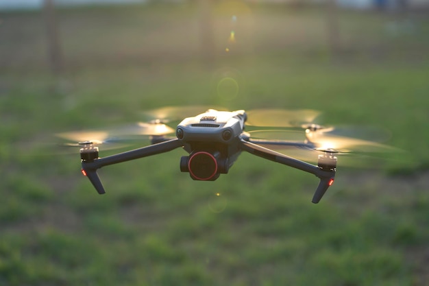 Aviones no tripulados con hélices de rotación rápida borrosas y cámara de video volando en el aire