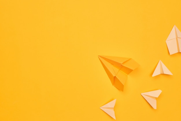 Foto aviones de papel amarillo minimalismo sobre un fondo amarillo