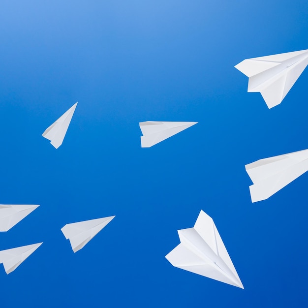 Aviones de papel blancos contra el cielo azul El símbolo de la libertad y la privacidad en Internet
