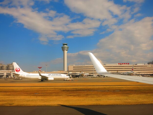 Foto aviones en la pista de aterrizaje del aeropuerto