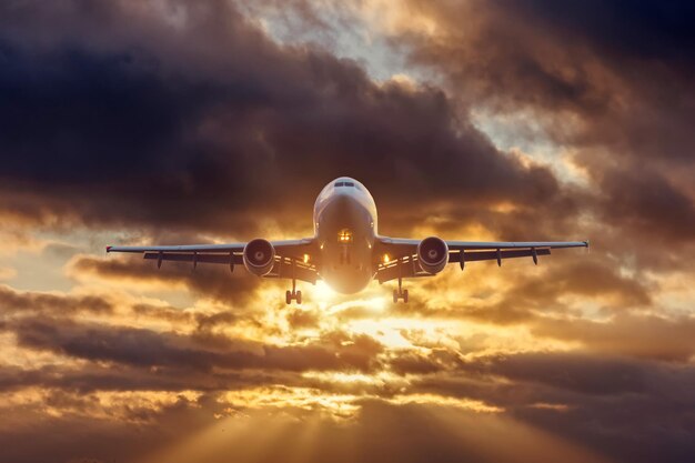 Aviones a reacción que vuelan sobre la espectacular puesta de sol nubes oscuras cielo el modo más rápido de transporte moderno