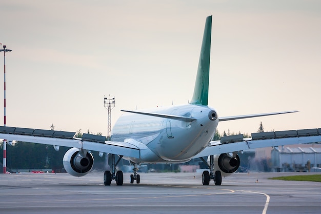 Aviones en rodaje con spoilers extendidos