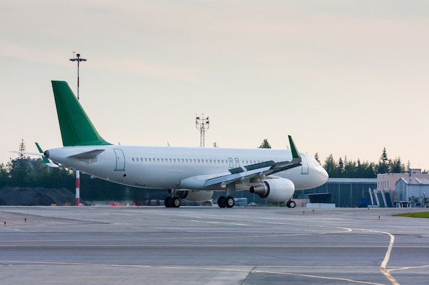 Aviones en rodaje con spoilers extendidos