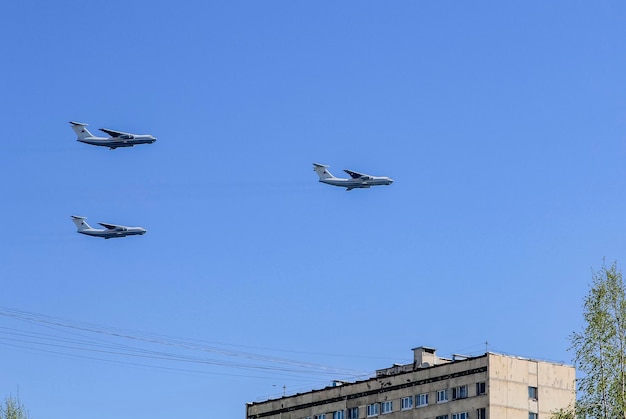 Los aviones rusos vuelan al desfile militar en el Día de la Victoria