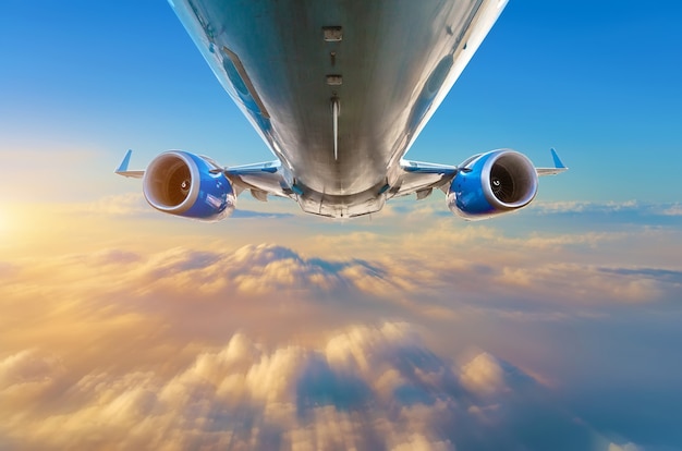 Aviones voladores en la vista escalonada de regreso al fuselaje y alas con motores.