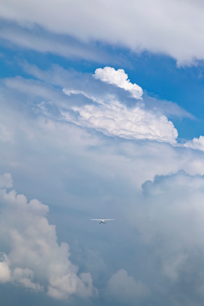 Aviones volando por las nubes