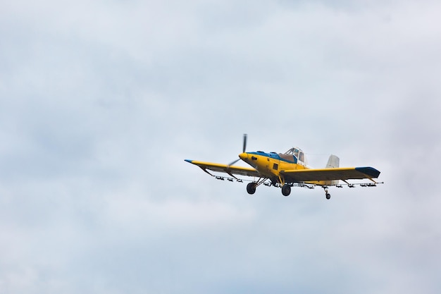 Avioneta para la agricultura en el cielo