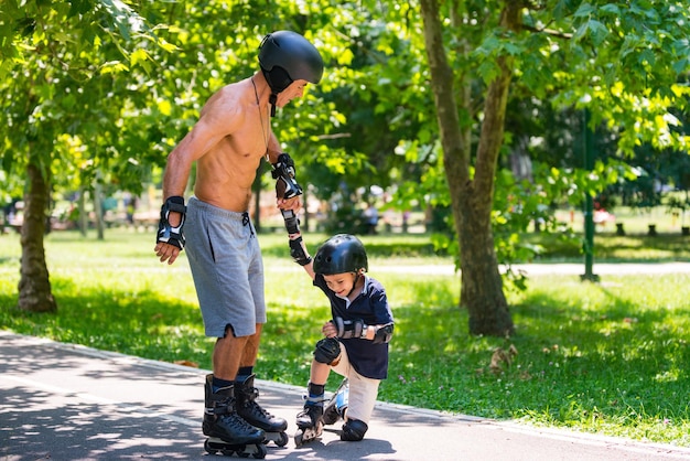 Avô ajudando seu neto com patins