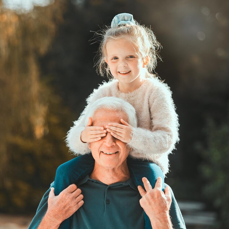 Foto avô ao ar livre e criança em retrato para carregar brincalhão e se unirem em férias de férias avô do quintal e menina com gesto de peekaboo para conexão de jogo no ombro no fim de semana