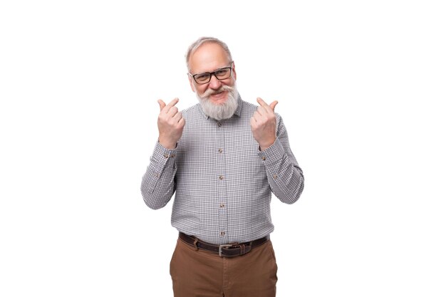 Avô bonito com barba cinzenta e bigode em óculos vestido em estilo de negócios