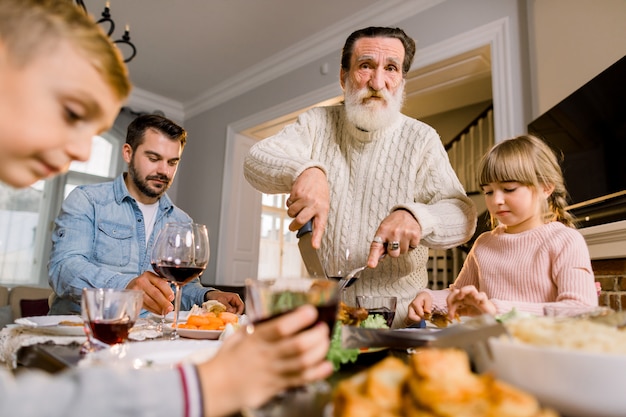 Avô cortando a turquia para sua família