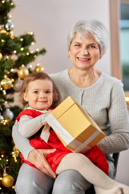 avó e bebê com presente de Natal