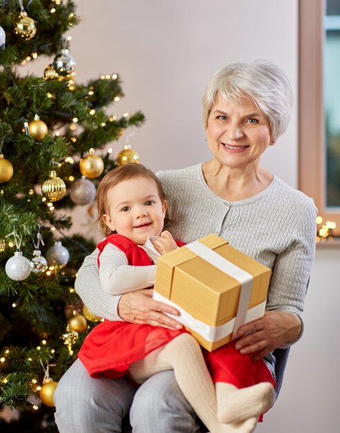 avó e bebê com presente de Natal