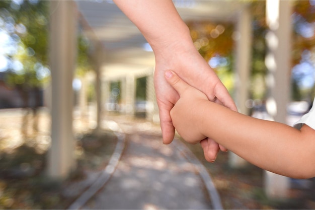 Avó e criança de mãos dadas no fundo