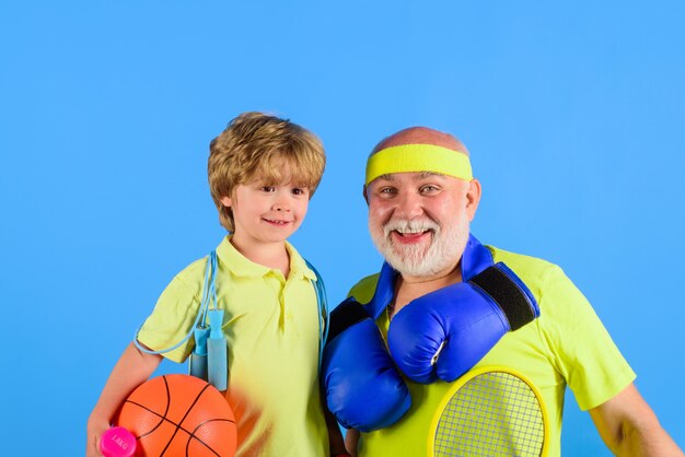 Avô e filho passando um tempo com a família juntos, retrato de esporte de família de um avô saudável e