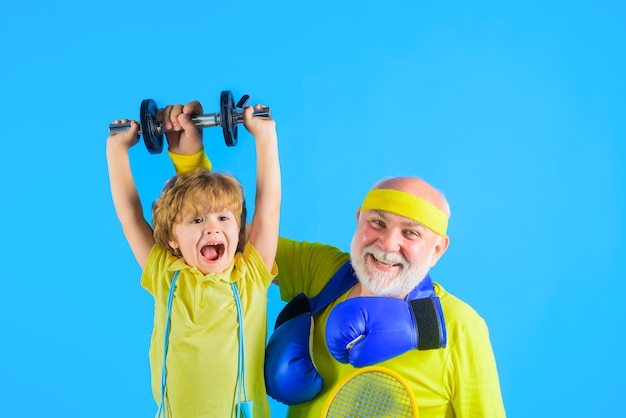 Avô e filho passando um tempo com a família juntos, retrato de esporte de família de um avô saudável e