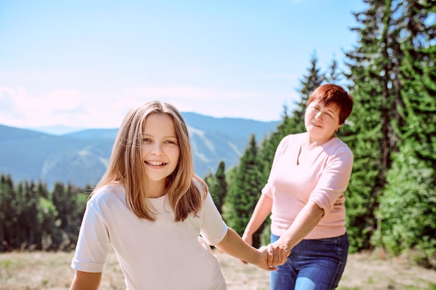 Avó e mãe da família nas montanhas felizes em viajar