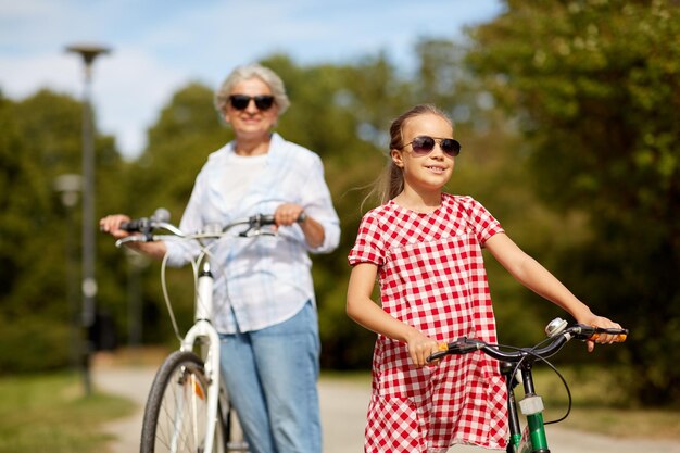 avó e neta com bicicletas