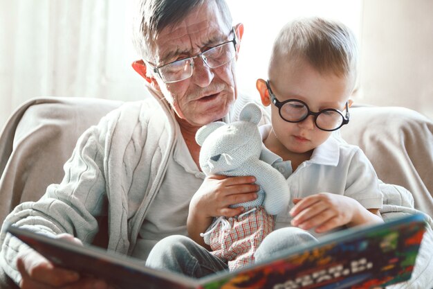 Avô e neto idoso lendo um livro juntos