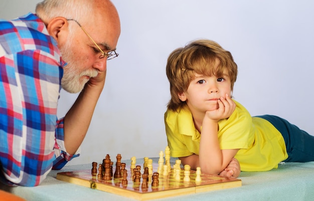 Avô e neto jogando xadrez vovô ensinando seu neto a jogar xadrez xeque-mate