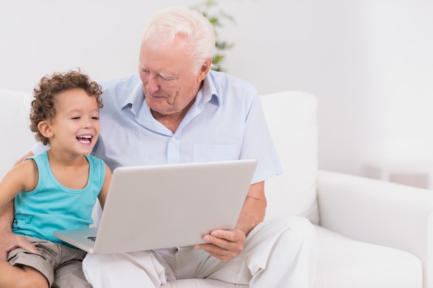 Avô e seu neto assistindo a uma tela de laptop