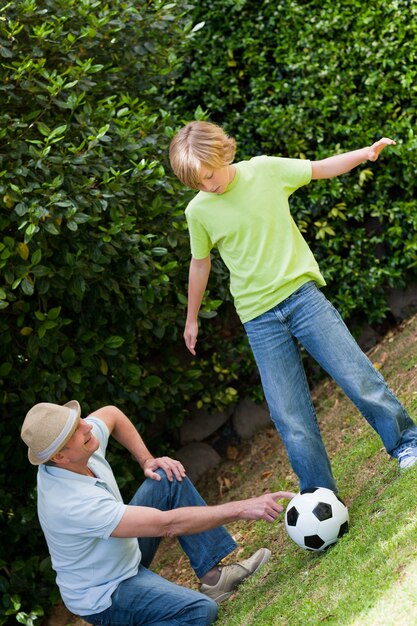 Avô e seu neto jogando futebol