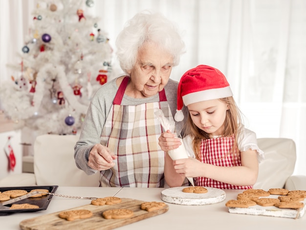 Avó ensinar neta decorar biscoitos