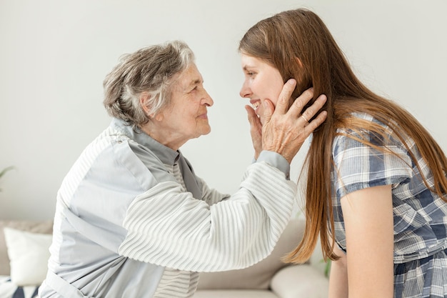 Foto avó feliz em passar tempo com a neta