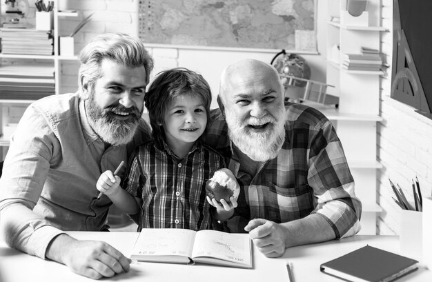 Foto avô feliz pai e filho avô ensinando grangson em casa sala de aula homem conceito de geração de volta à escola