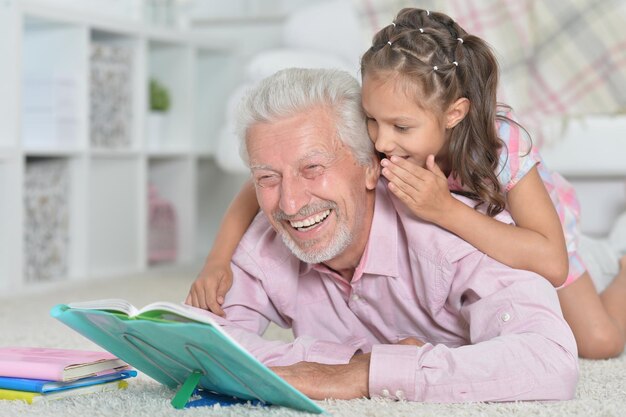 Avô lendo livro com sua neta